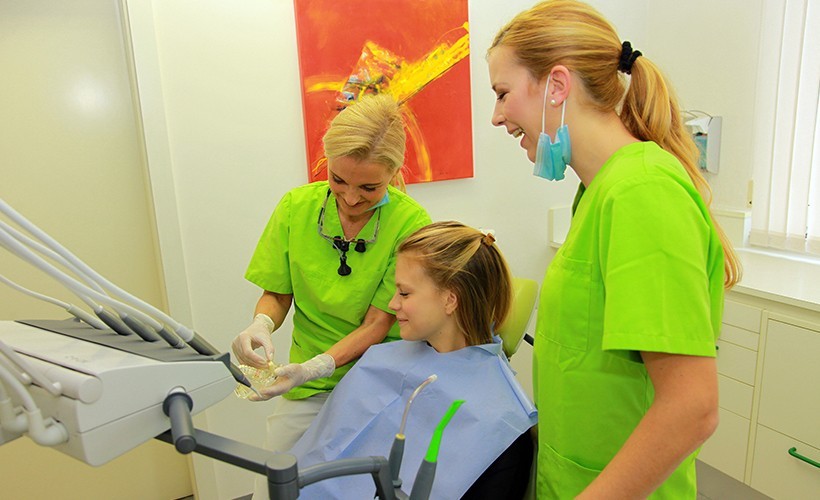 Zahnarztpraxis mit modernen Behandlungsgeräten in